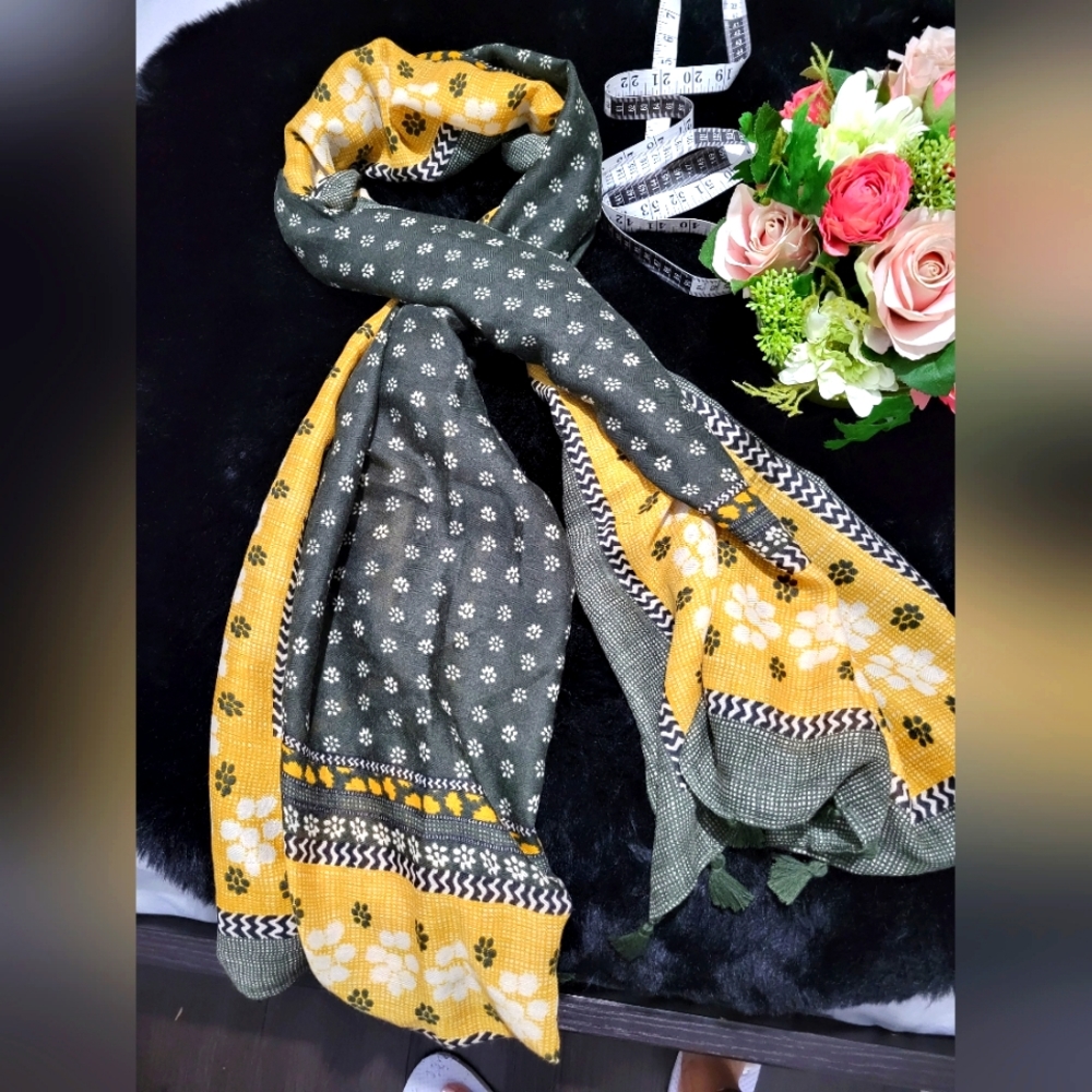 NEW Pretty Persuasions Scarf